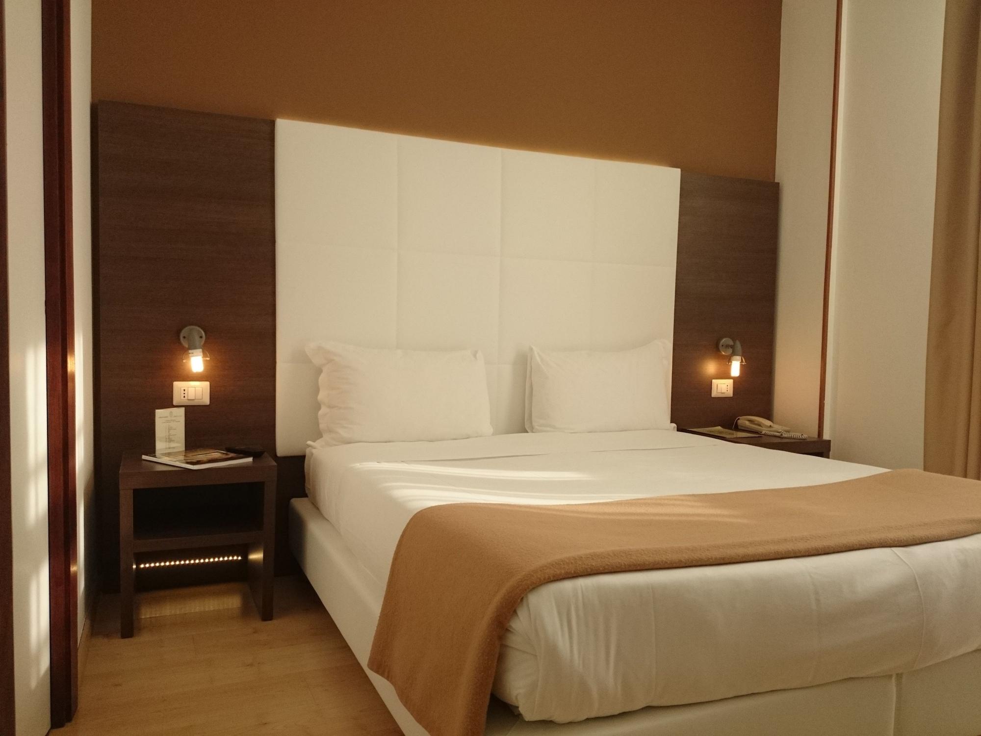 Ambassador-Monaco Hotel Luaran gambar